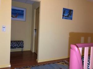 海姆巴赫Astoria Hotel Heimbach的一间设有婴儿床的房间,墙上挂有图片