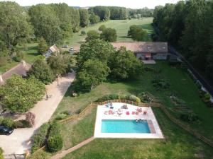 AuthouilletLa Ferme des Isles的享有带游泳池的大院子的空中景致