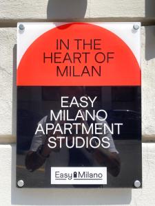米兰Easy Milano - Rooms and Apartments Navigli的墙上的密朗心中的标志