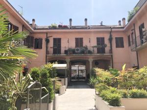 米兰Easy Milano - Rooms and Apartments Navigli的通往带庭院的大型建筑的入口