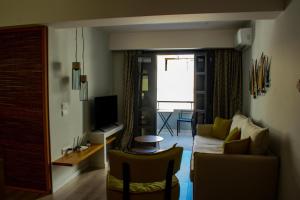 阿基欧斯尼古拉斯Ikaros Art Hotel的带沙发和电视的客厅