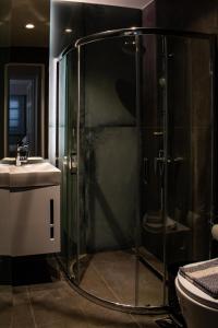 阿基欧斯尼古拉斯Ikaros Art Hotel的带淋浴和盥洗盆的浴室