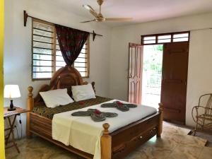 南威马夹里比民宿的一间卧室配有一张大床和木制床头板