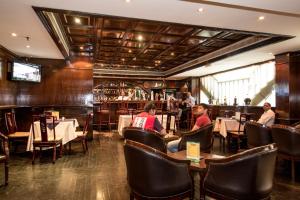 Rolla Suites Hotel -Former J5 Bur Dubai Hotel餐厅或其他用餐的地方