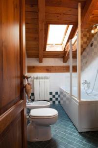 蓬圣马丁b&b Al Castel的浴室配有卫生间、盥洗盆和浴缸。