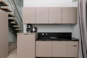 B&D Luxury Suites的厨房或小厨房