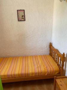 卢米奥Location 5 personnes Sant Ambroggio Cocody village的一张位于客房角落的床铺