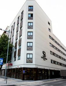 科尔多瓦Soho Boutique Córdoba的一座白色的大建筑,有很多窗户