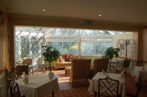 圣马丁格恩西拉米歇尔酒店的带桌椅的房间和温室