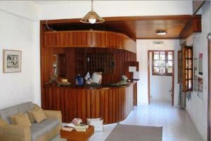 圣加利尼阳光酒店的带沙发的客厅和厨房