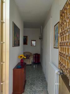 马蒂诺La casa di Alex的走廊上配有沙发和桌子