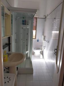 马蒂诺La casa di Alex的带淋浴、盥洗盆和卫生间的浴室