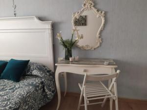 曼萨纳雷斯CENTRO HISTORICO的一间卧室配有书桌、一张床和镜子