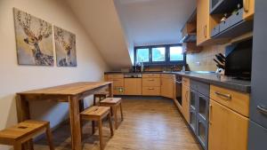 Bunter Hirsch Ferienwohnung im Garmischer Zentrum的厨房或小厨房