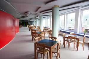 帕绍洛托旅馆的用餐室设有桌椅和窗户。