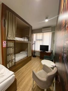 埃里温Loft Host Yerevan的客房设有双层床、桌子和椅子。