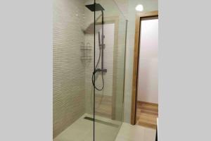 科尔丘拉Deluxe apartman “ Koromačna”的浴室里设有玻璃门淋浴