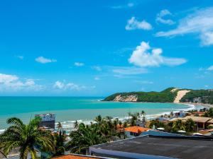 纳塔尔Rede Andrade Bello Mare的享有棕榈树海滩和大海的景色