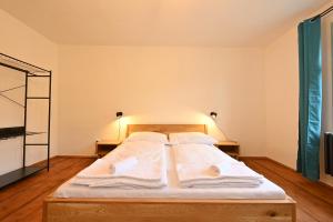 ValečValečská pálenice的一间卧室配有带白色床单和枕头的床。