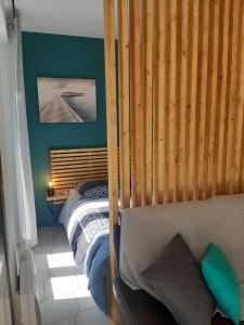 巴涅尔德比戈尔Beau studio avec balcon的一间卧室配有一张带木制床头板的床