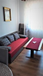 塞尼Apartment Modric的客厅配有沙发和桌子