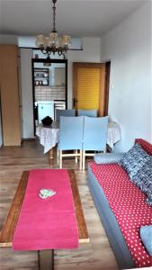 塞尼Apartment Modric的客厅配有沙发和桌子