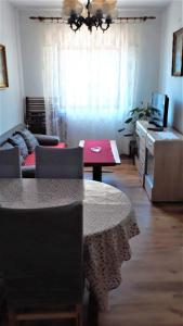 塞尼Apartment Modric的客厅配有桌子和沙发