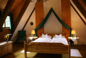 贝尔恩里德Schloss Egg的一间卧室配有一张带绿篷的床