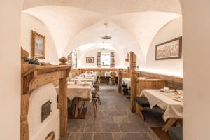 卡瓦莱塞Garni Maso San Michele的一间在房间内配有桌椅的餐厅