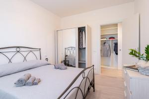 诺阿莱Casa Bastia的一间卧室,配有一张床,上面有两双鞋