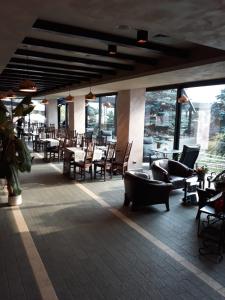 罗曼Hotel Mariko Inn的用餐室设有桌椅和窗户。