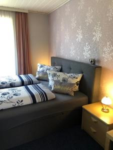 居斯特罗入住旅馆的一间卧室配有两张带枕头的床和窗户。