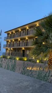 伊利雅eleven views resort的海滩上的一家酒店,前面有棕榈树