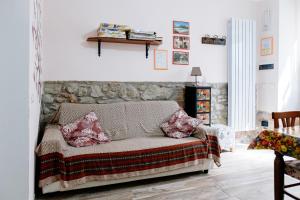 特拉西梅诺湖畔托罗La Poventa的客厅配有带枕头的沙发