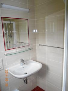 穆劳附近圣格奥尔根达卡普旅馆的白色的浴室设有水槽和镜子