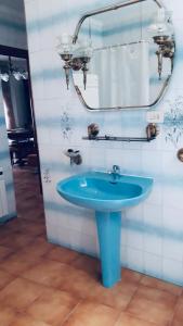 恩吉达诺斯Casa centro Enguidanos的浴室设有蓝色水槽和镜子