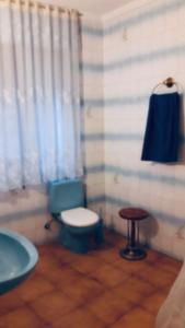 恩吉达诺斯Casa centro Enguidanos的浴室设有蓝色的卫生间和水槽。