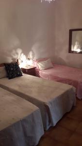 恩吉达诺斯Casa centro Enguidanos的一间卧室配有两张床和一张带镜子的桌子