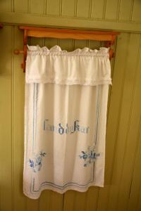 SurahammarLillstugan, södra Bergslagen的门上的窗帘,上面有熟悉的字眼