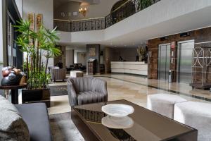 利马何塞安东尼奥酒店的客厅配有桌椅