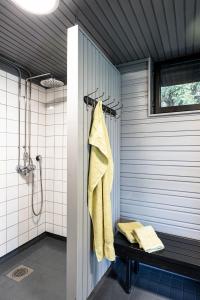 海门林纳Guesthouse Solbacka Iittala的一间带黄色毛巾淋浴的浴室