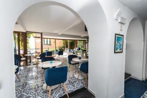 米诺利帕拉佐维吉优斯酒店的配有桌椅的房间和墙壁