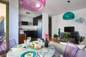 索波特Loved Up Sea Home的一间带桌子和紫色椅子的用餐室