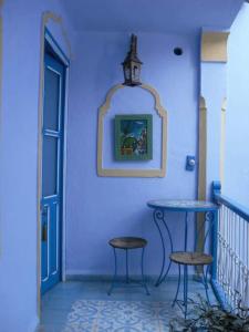 舍夫沙万达尔泰赫酒店的蓝色的客房配有桌子和两把椅子