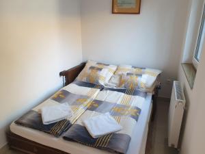 桑托德Endrődi Apartman Lakás的一张床上有两个枕头的房间