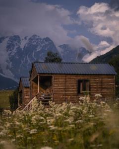 乌树故里Ushguli Cabins的山地的小木屋