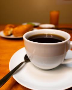 圣拉蒙Refugio Hotel的桌上一杯咖啡和汤匙