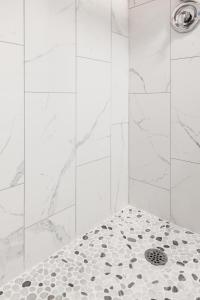 滑铁卢PRIVATE ROOM ENSUITE UPTOWN WATERLOO - e5的一间带排水管淋浴的浴室