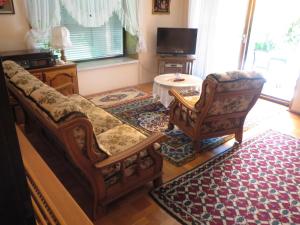 沃尔特湖畔佩莎赫Bungalow Möwe的客厅配有沙发和椅子