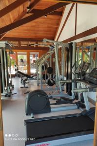普拉亚多PRAIA DO FORTE - PISCINAS NATURAIS的一间健身房,里面配有数台跑步机和机器